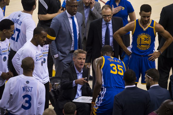 Steve Kerr, þjálfari NBA-meistara Golden State Warriors, ræðir við sína menn í leikhlé.