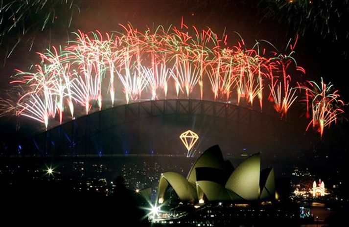 Sjónarspilið var mikið á hafnarbrúnni í Sydney á miðnætti.