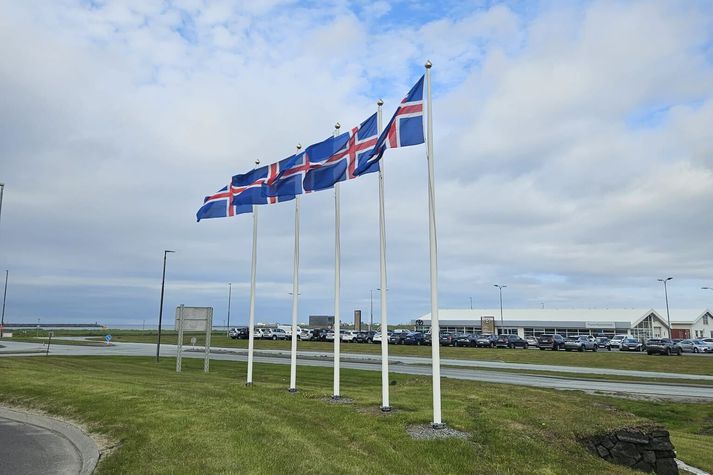 Nú má flagga allan sólarhringin frá maí til 15. ágúst.