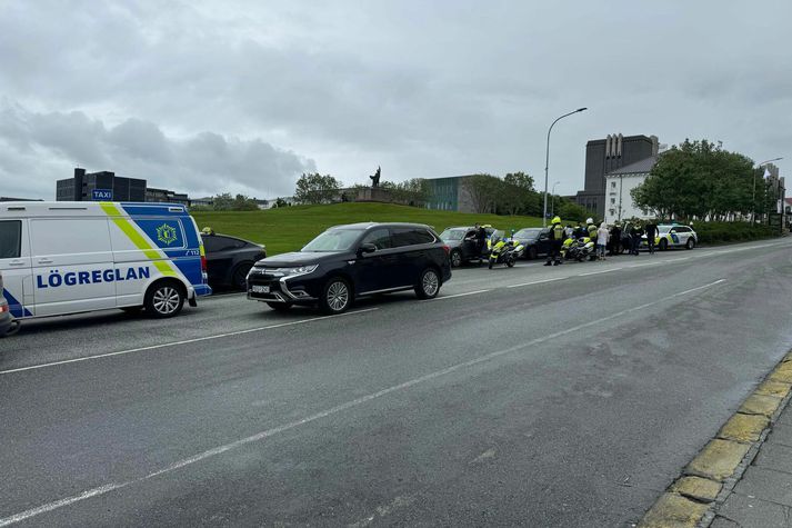 Lögreglumenn athuga með leigubílstjóra við vestari enda Hverfisgötu á þriðja tímanum í dag.