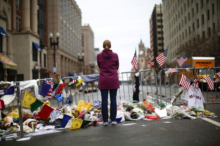 Þrír týndu lífi í sprengingunni í Boston-maraþoninu og að minnsta kosti 260 særðust.