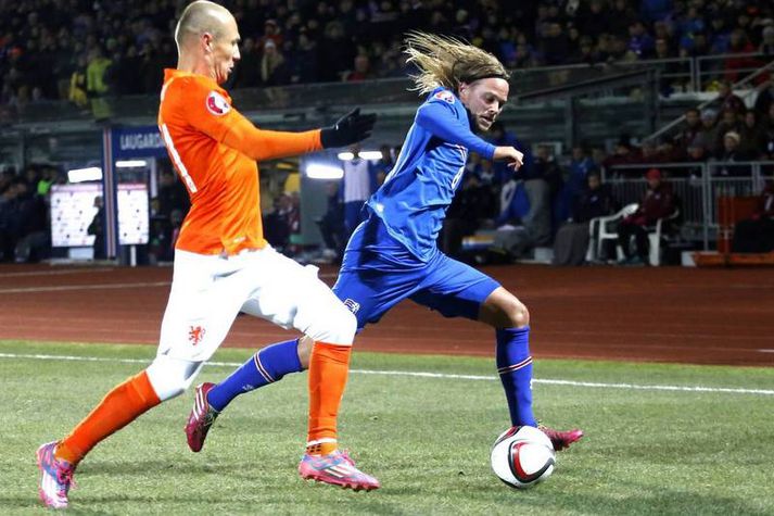 Birkir Bjarnason og Robben eigast við.