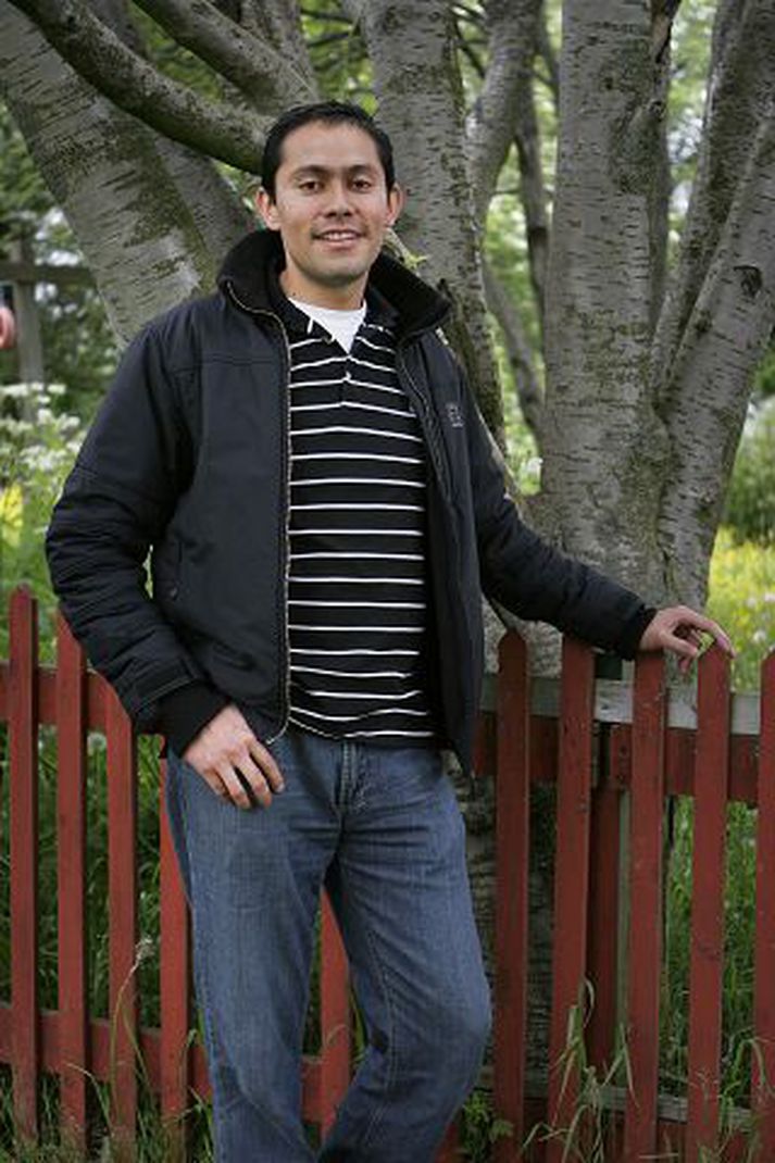 Oscar Mauricio Uscategui vann í gær mál sem hann höfðaði til að fá næstum tveggja ára laun greidd frá Veraldarvinum. Hann starfar nú fyrir önnur sjálfboðaliðasamtök hér á landi. 