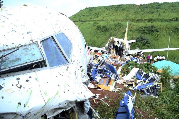 Vélin klofnaði í tvennt og eru tveir flugmenn á meðal látinna.