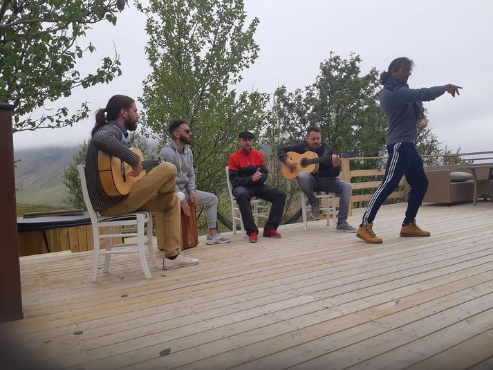 Hópurinn í sóttkví í Kjósinni eftir komuna til landsins. Þar var hægt að æfa á trépalli sem hentar vel fyrir Flamenco.