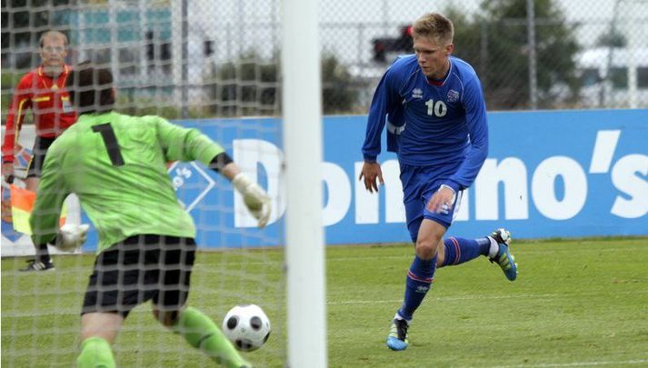 Aron á ferðinni í U21-landsleik gegn Belgíu.