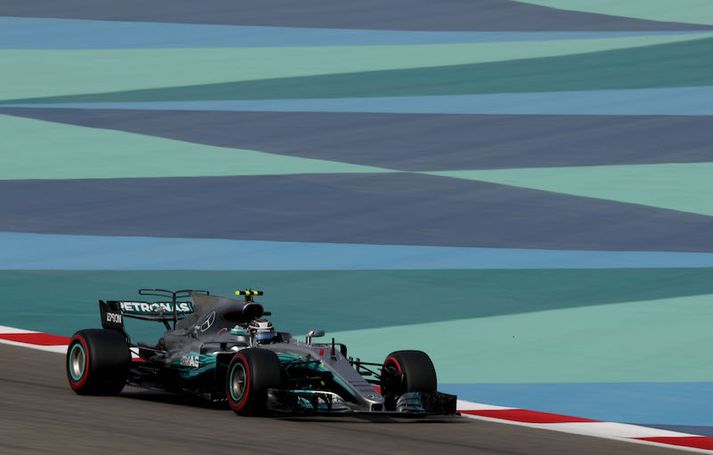 Valtteri Bottas á Mercedes stal ráspólnum úr greipum Lewis Hamilton.