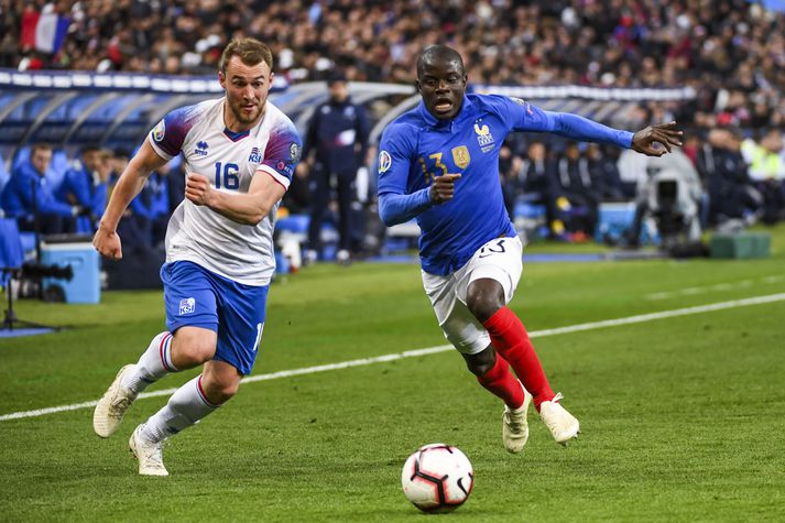 Rúnar Már í baráttu við N'Golo Kanté í landsleik Íslands og Frakklands.