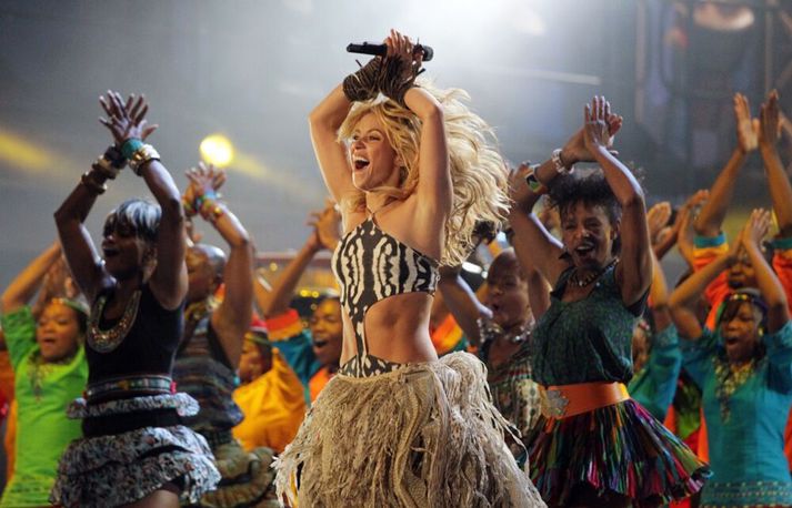 Shakira þegar hún flutti lagið „Waka waka“ í Jóhannesarborg daginn fyrir opnunarleik HM árið 2010. Viðlagið var fengið beint úr þá tæplega aldarfjórðungsgömlu afrísku lagi.