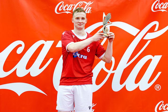 Arnór Snær Óskarsson með verðlaunagripinn sem hann fékk fyrir að vera bestur á úrslitahelgi Coca Cola bikarsins.
