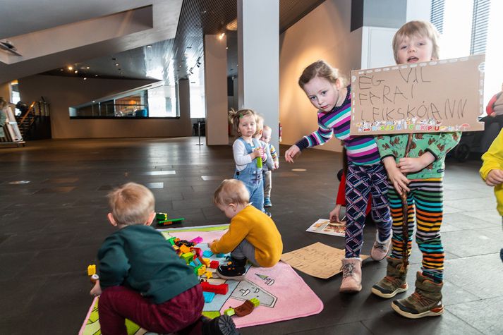 Verkfallið hefur nú staðið í sextán daga og greinilegt að það er farið að reyna á þolrifin hjá mörgum foreldrum leikskólabarna.