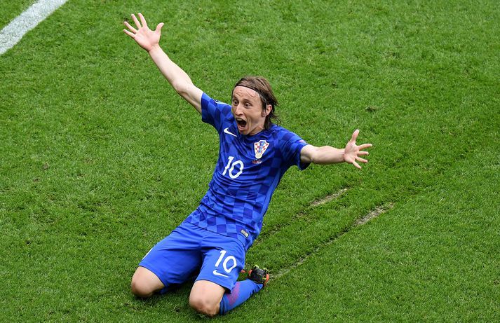 Luka Modric fagnar glæsimarki sínu.