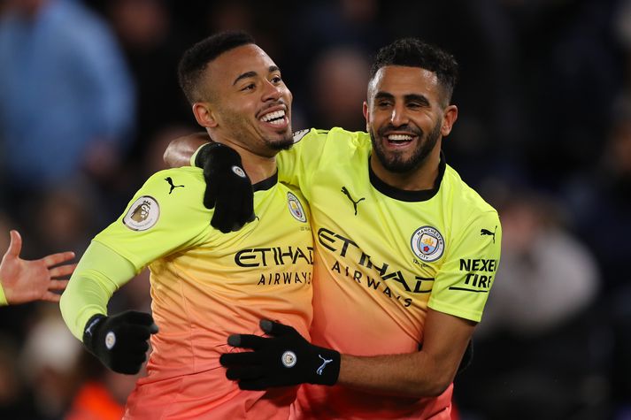 Gabriel Jesus og Riyad Mahrez fagna markinu sem tryggði Man. City sigurinn gegn Leicester í dag.