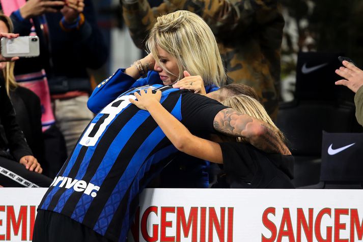 Wanda Nara, eiginkona Mauro Icardi, hughreystir sinn mann á hliðarlínunni.