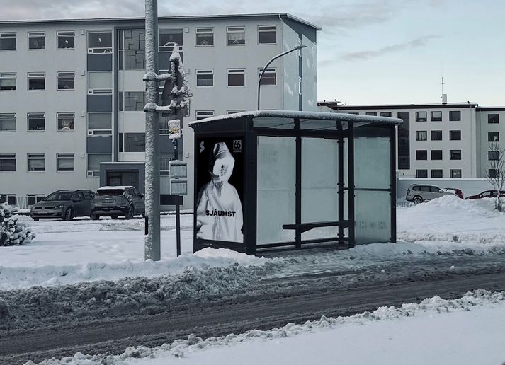 Átakið prýðir mörg strætóskýli borgarinnar.