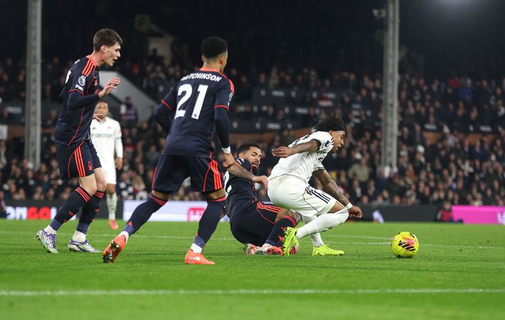 Douglas Luiz krækti fæti í Kevin og vítaspyrna var dæmd. 
