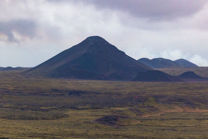 Skjálftarnir raða sér á milli nyrsta hluta kvikugangsins við gosið í Geldingadölum og Keilis.