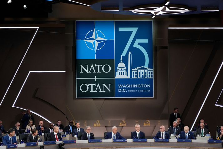 Leiðtogar þrjátíu og tveggja bandalagsþjóða NATO sitja nú sögulegan fund í sögu bandalagsins í Washington.