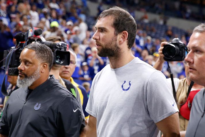 Andrew Luck gengur af velli eftir leik Colts og Bears í gær.