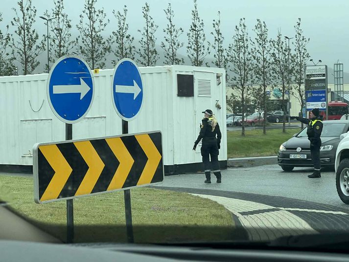 Gámurinn er á fjölförnu hringtorgi sem fólk keyrir alla jafnan þegar það ferðast inn í bæinn.