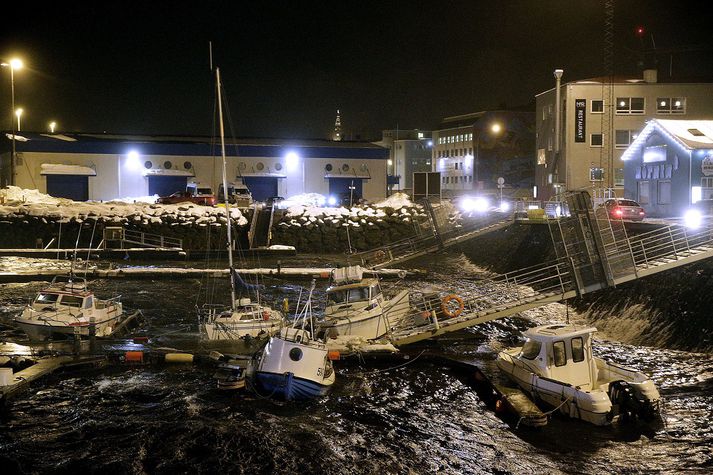 Einn bátur losnaði og töluverðar skemmdir urðu á hafnarmannvirkjum í óviðrinu.