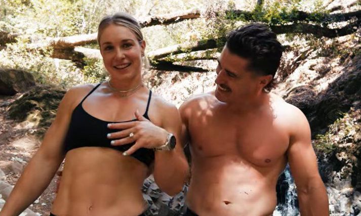 Ellie Turner var sátt með hringinn og Justin Medeiros er greinilega mjög sáttur með unnustu sína.