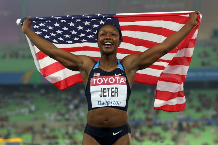 Carmelita Jeter fagnar sigri í morgun.