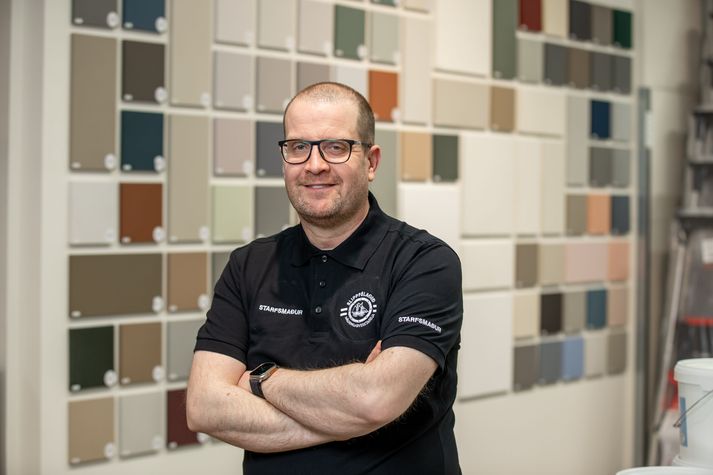 „Húsin eru yfirleitt mjög dugleg að segja okkur frá því þegar þau þurfa athygli. Flögnun, sprungur, upplitun eða möttun á málningu eru allt merki um að varnarlagið sé farið að gefa sig,“ segir Baldur Ingi Karlsson, verslunarstjóri Slippfélagsins á Akureyri.