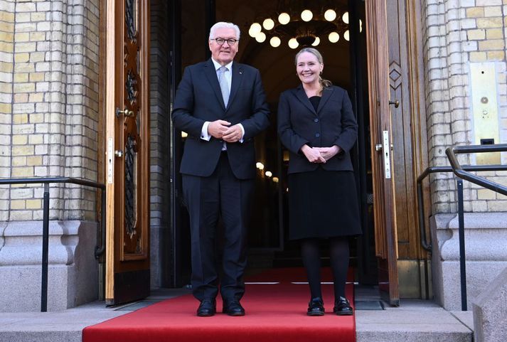 Frank-Walter Steinmeier, forseti Þýskalands, og Eva Kristin Hansen, forseti norska þingsins á fundi í norska þinginu. Hansen hefur sagt af sér eftir að upp komst að hún hafði misnotað aðgang sinn að íbúð í eigu norska þingsins.