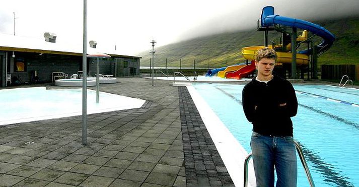 andri bergmann þórhallsson sundlaugarvörður Fólk var byrjað að tínast í laugina um morguninn og svo fjölgaði sundlaugargestum þegar leið á daginn.