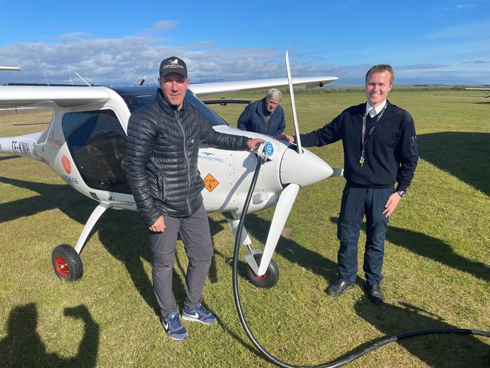 Rafmagnsflugneminn Matthías Sveinbjörnsson og flugkennarinn Rickard Carlsson hlaða rafgeyma flugvélarinnar eftir fyrstu reynsluflugin á Rangárvöllum í kvöld.