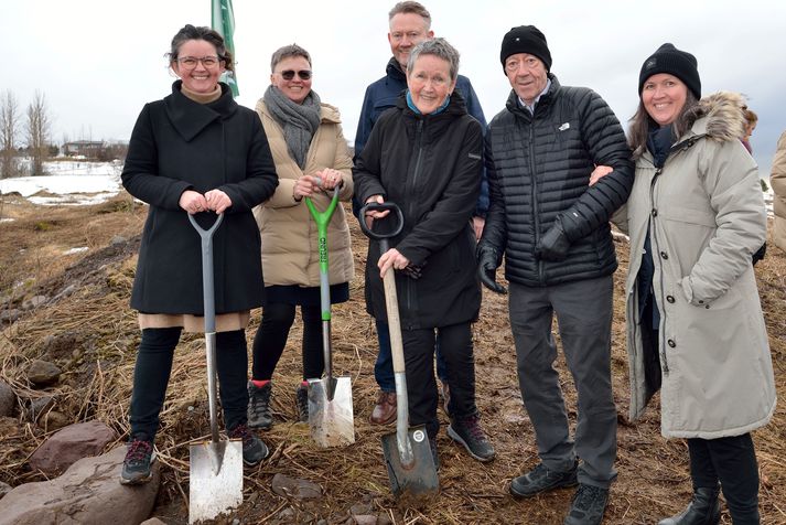 Garðheimafjölskyldan, foreldrar og börnin þeirra. Frá vinstri, Kristín Helga Gísladóttir, framkvæmdastjóri. Olga Björney Gísladóttir, innkaupastjóri, Sigurður Björn Gíslason, rekstrarstjóri, Jónína Sigríður Lárusdóttir, stofnandi Garðheima, Gísli Hinrik Sigurðsson, stofnandi Garðheima og Jóna Björk Gísladóttir, markaðsstjóri.