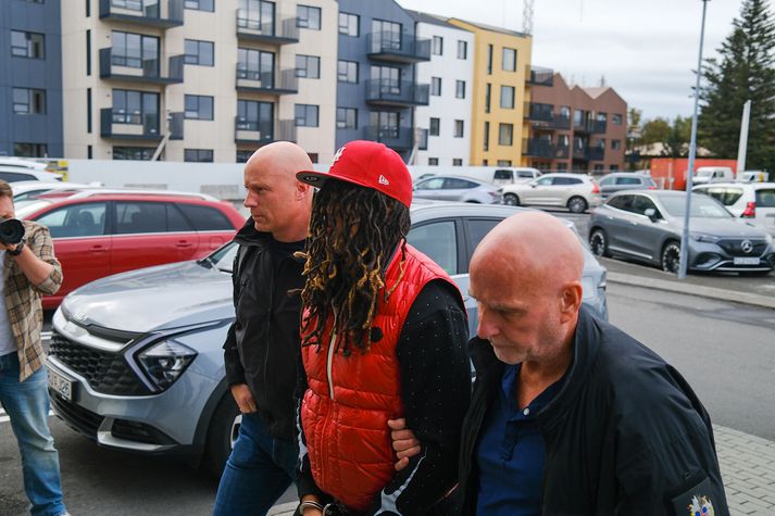 Lúkas Geir Ingvarsson sem ákærður er fyrir manndráp, frelsissviptingu og rán segist hafa komist í samband við Hjörleif á Snapchat þar sem hann hafi þóst vera stúlka undir lögaldri. Ekkja Hjörleifs hafnar því með öllu að Hjörleifur hafi verið þannig þenkjandi.