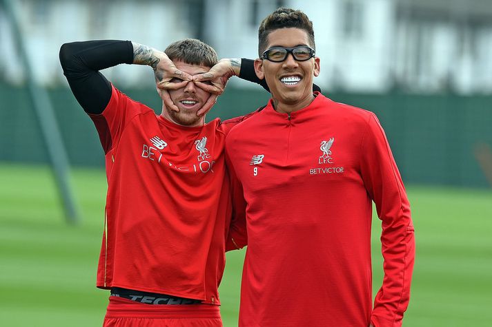 Alberto Moreno gerir smá grín að Roberto Firmino á æfingu Liverpool.