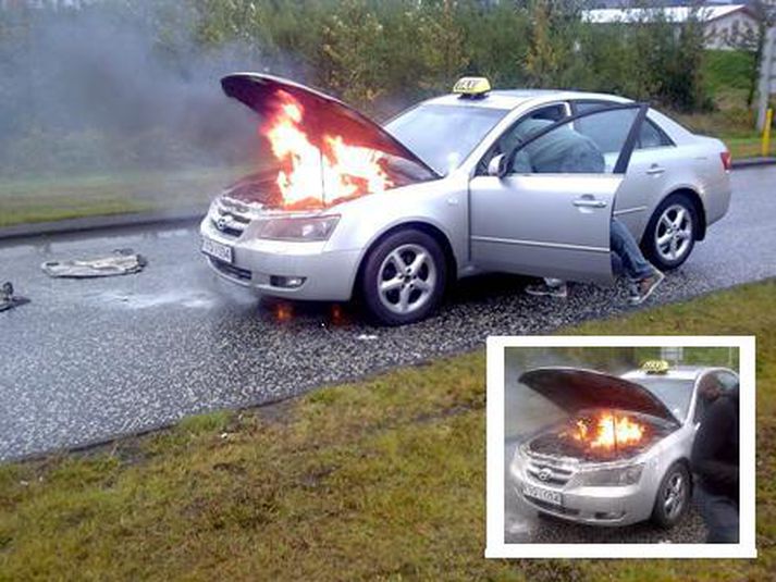 Eldur kom upp í þessum bíl í Mosfellsbæ um sjö leytið í kvöld.
