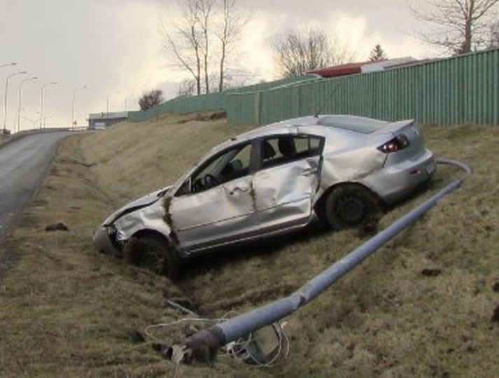 Svona fór fyrir bílnum en karlmaðurinn er sagður hafa ekið á brott án þess að aðstoða ungu konurnar þrjár.