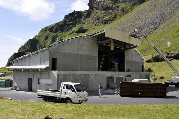 Náttúrusteinn á að prýða þetta hús.