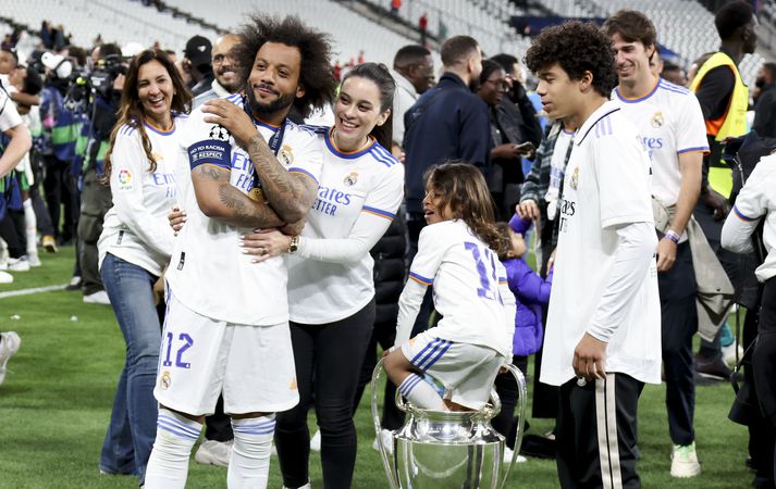 Marcelo fagnar Meistaradeildartitlinum með fjölskyldu sinni á Stade de France í gær. 