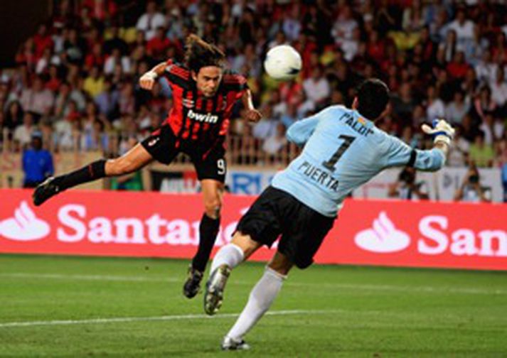 Filippo Inzaghi sést hér skora mark sitt í kvöld.