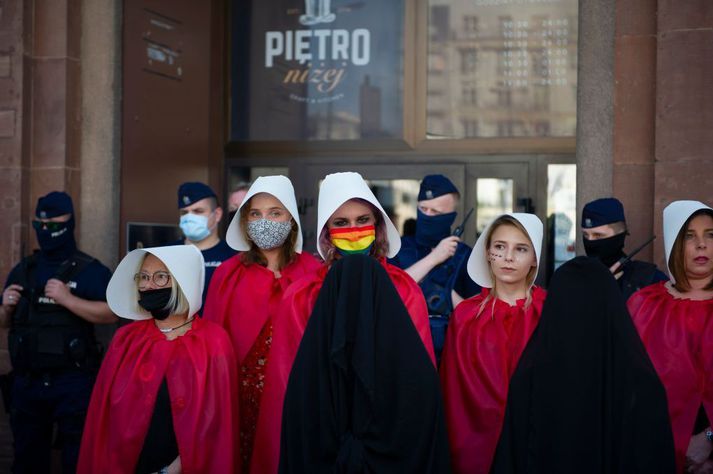 Konur klæddar búningum úr þáttunum Handmaid's Tale mótmæla því að Pólland skuli snúa baki við sáttmála um öryggi kvenna.