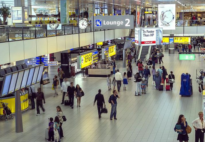 Konan var handtekin á Schiphol-flugvelli í Amsterdam í síðustu viku.