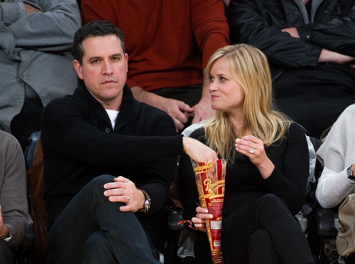 Reese Witherspoon og James Toth eiginmaður hennar á góðri stundu.