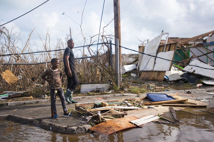 Eyjarskeggjar á Saint-Martin virtu í gær fyrir sér rústirnar sem Irma skildi eftir.