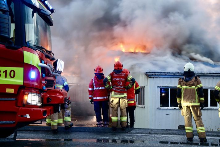 Ákveðið var að senda menn ekki inn, þar sem húsið var sagt „hanga á lyginni og járnplötum“.