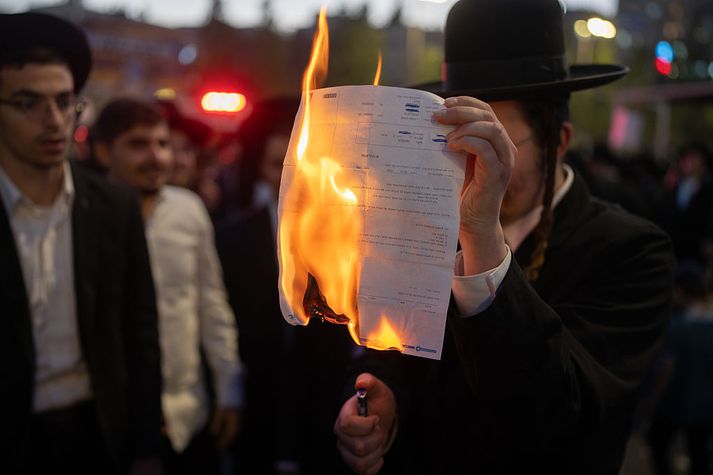 Mikil reiði ríkir vegna málsins, bæði meðal strangtrúaðra og annarra íbúa sem þykir ósanngjarnt að sömu kröfur séu ekki gerðar til allra.