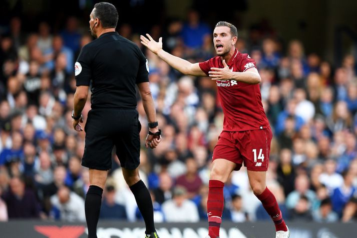 Jordan Henderson, fyrirliði Liverpool, kvartar við Andre Marriner dómara.