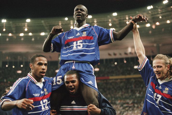 Lilian Thuram var borinn um á hástól af liðsfélögum sínum í leikslok.
