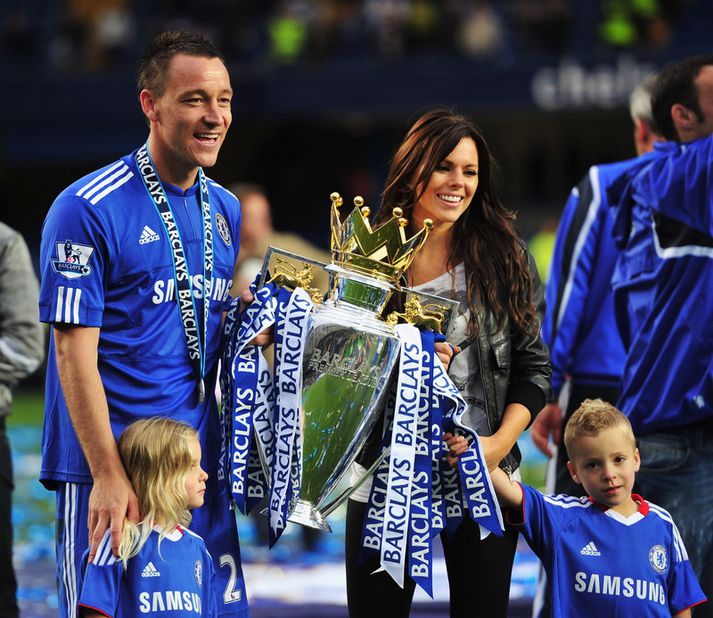 John Terry, fyrirliði Chelsea, með Englandsbikarinn og fjöldskylduna sér við hlið.