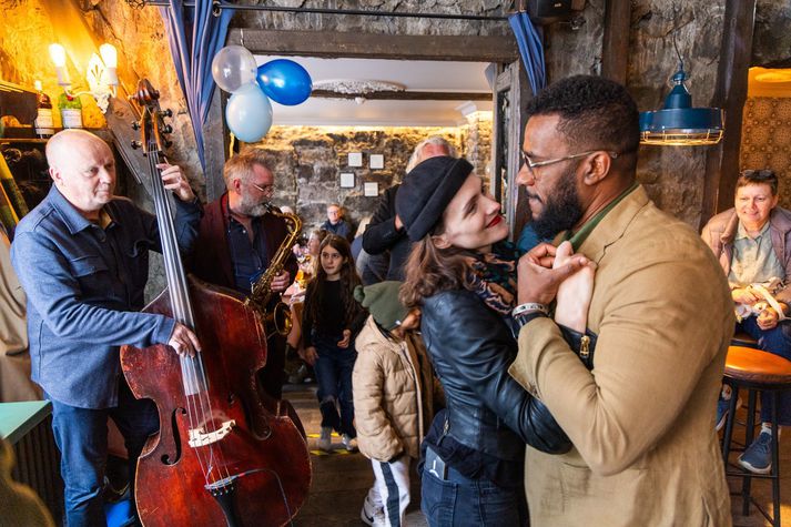 George Leiti eigandi Kalda bars og eiginkona hans An­aïs kynntust á dansnámskeiði. Hér má sjá hjónin taka nokkur dansspor í afmælinu við ljúfa jazztóna.