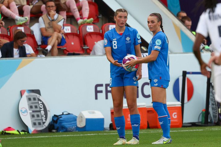 Karólína Lea Vilhjálmsdóttir missir af landsleikjunum vegna meiðsla en Hallbera Guðný Gísladóttir er hætt í fótbolta.